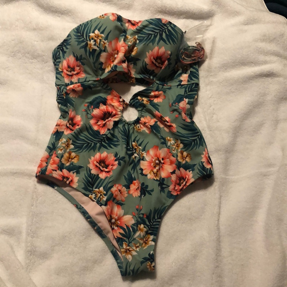 Shade & Shore women’s swimsuit size 34B